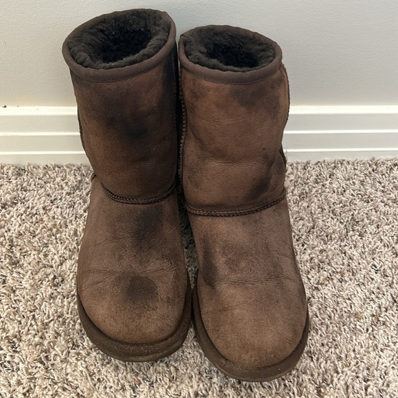 Women’s Dark Brown UGG. - Picture 2 of 5